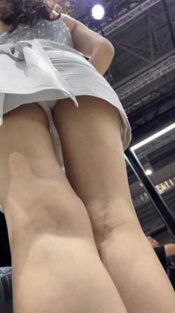 [超级裙底]最新2023上海车展各色美女模特 总有一款你喜欢 截图8