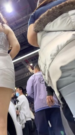 [超级裙底]最新2023上海车展各色美女模特 总有一款你喜欢 截图11