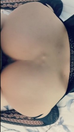 “啊~顶死了~插死我了”对话刺激，很能淫叫的极品人妻少妇【骚逼爱丽丝】性爱自拍，吞精无毛美臀无套各种输出白浆泛滥，撸管必备 截图15