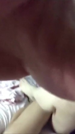 高颜值情侣爱爱自拍 射你嘴里 嗯嗯 不好吃 快点 拍不到脸 美女有点害羞 被无套输出 口爆 截图5