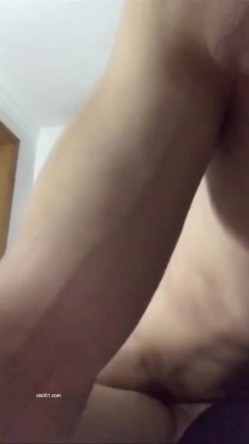 高颜值情侣爱爱自拍 射你嘴里 嗯嗯 不好吃 快点 拍不到脸 美女有点害羞 被无套输出 口爆 截图6