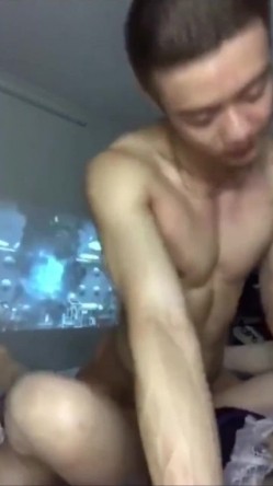 高颜值情侣爱爱自拍 射你嘴里 嗯嗯 不好吃 快点 拍不到脸 美女有点害羞 被无套输出 口爆 截图12