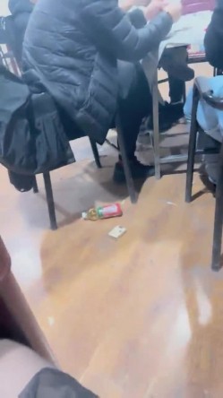 户外日常~【黛西老师】网吧大胆自慰~道具震逼~按摩 吃鸡 啪啪秀 截图1