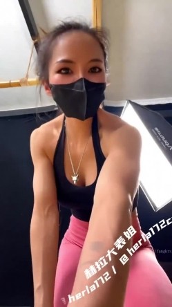 极品反差女神劲爆身材健身达人反差婊【赫拉】双人裸体健身引体向上 深蹲荷尔蒙爆炸 此等尤物这么反差 截图4