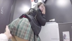 极品樱花妹naomiii-穿着jk制服套各种户外露出啪啪,酒吧约了个贵妇带到房间疯狂后入大淫臀 截图11