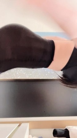丰满模特身材极品女神，超级尤物，珍珠内裤肥满一线天，实在诱惑 截图9