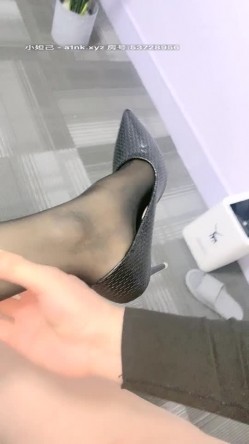 【Avove】黑色露沟包臀裙 截图11