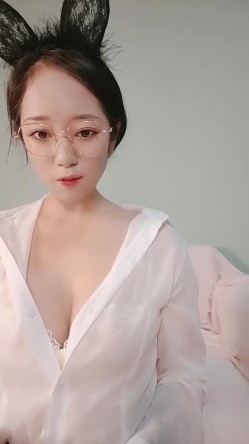 气质眼镜美少妇，衬衣肉丝包臀裙，OL风，炮友操逼大战，埋头吃屌，爆操骚穴，骑乘位自己动 截图3