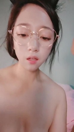 气质眼镜美少妇，衬衣肉丝包臀裙，OL风，炮友操逼大战，埋头吃屌，爆操骚穴，骑乘位自己动 截图15