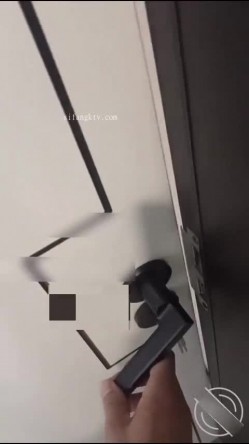 【海角大神 ️奇葩性爱】 ️结婚七年的妻子 ️离婚后才发现做了色情主播 灌醉后强推操了二次 边操边骂 屁股都打红了 截图1