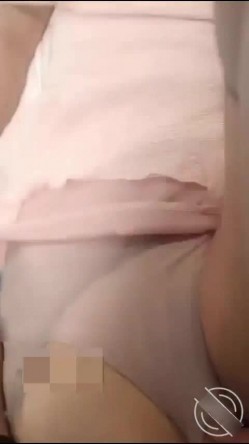 【海角大神 ️奇葩性爱】 ️结婚七年的妻子 ️离婚后才发现做了色情主播 灌醉后强推操了二次 边操边骂 屁股都打红了 截图6