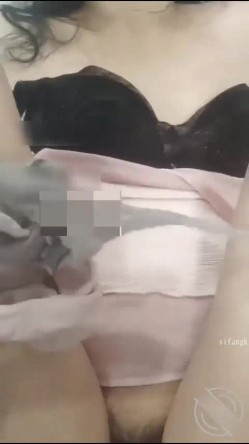 【海角大神 ️奇葩性爱】 ️结婚七年的妻子 ️离婚后才发现做了色情主播 灌醉后强推操了二次 边操边骂 屁股都打红了 截图13