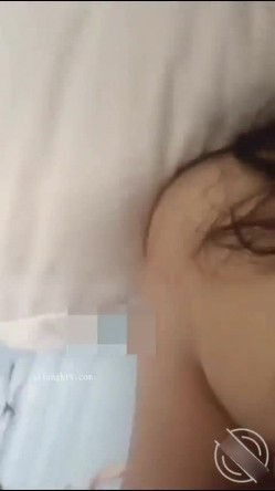 【海角大神 ️奇葩性爱】 ️结婚七年的妻子 ️离婚后才发现做了色情主播 灌醉后强推操了二次 边操边骂 屁股都打红了 截图15