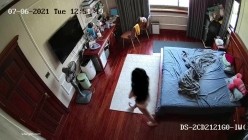 《居家摄像头破解》漂亮学生妹在家也会按耐不住摸逼玩几下 ️边看手机啪啪小视频边玩穴 截图4