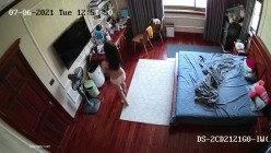 《居家摄像头破解》漂亮学生妹在家也会按耐不住摸逼玩几下 ️边看手机啪啪小视频边玩穴 截图5