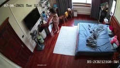 《居家摄像头破解》漂亮学生妹在家也会按耐不住摸逼玩几下 ️边看手机啪啪小视频边玩穴 截图14