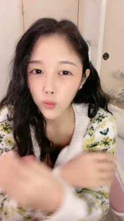 颜值区超甜美女神转型黄播，和美女闺蜜小秀一段，妹子很活泼，给大家表演个观音坐莲，多毛小穴刚播放不开 截图14