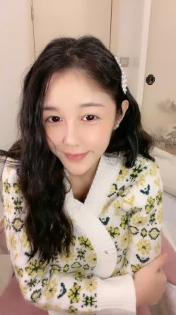 颜值区超甜美女神转型黄播，和美女闺蜜小秀一段，妹子很活泼，给大家表演个观音坐莲，多毛小穴刚播放不开 截图15
