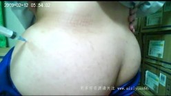 坏医生偷拍给学生妹打屁股针,非得让学生妹把裤子往下多脱一点,怼着屁股猛拍 截图10