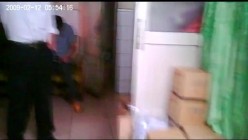 坏医生偷拍给学生妹打屁股针,非得让学生妹把裤子往下多脱一点,怼着屁股猛拍 截图12