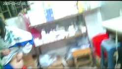 坏医生偷拍给学生妹打屁股针,非得让学生妹把裤子往下多脱一点,怼着屁股猛拍 截图13