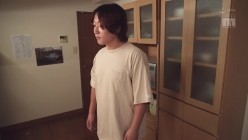 MIAA-757 初めて彼女が出来たばかりなのに…母親変わりの隣人巨乳お姉さんのおっぱい誘惑に負けて来る日も来る日も寝取られる！！ 小花のん 截图2