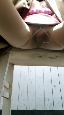 震撼！淫荡骚妇，疯狂露出，【生理老师在户外】餐厅对面大叔看的目瞪口呆！典型的马路杀手 截图8