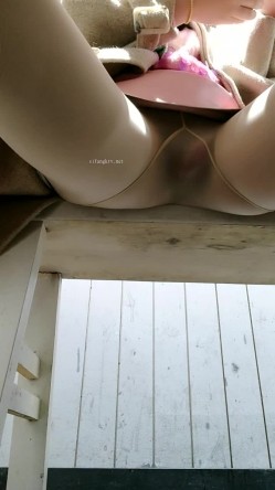震撼！淫荡骚妇，疯狂露出，【生理老师在户外】餐厅对面大叔看的目瞪口呆！典型的马路杀手 截图9