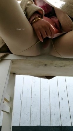 震撼！淫荡骚妇，疯狂露出，【生理老师在户外】餐厅对面大叔看的目瞪口呆！典型的马路杀手 截图12
