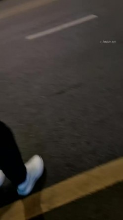 震撼！淫荡骚妇，疯狂露出，【生理老师在户外】餐厅对面大叔看的目瞪口呆！典型的马路杀手 截图13