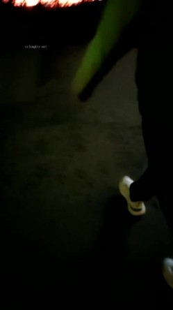 震撼！淫荡骚妇，疯狂露出，【生理老师在户外】餐厅对面大叔看的目瞪口呆！典型的马路杀手 截图14