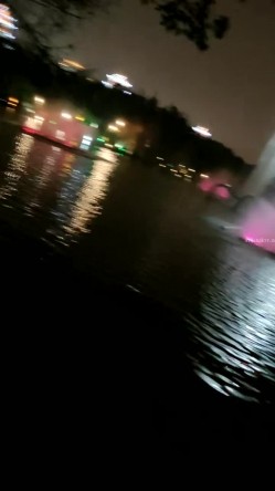 震撼！淫荡骚妇，疯狂露出，【生理老师在户外】餐厅对面大叔看的目瞪口呆！典型的马路杀手 截图15