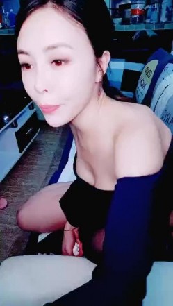 浪荡小骚妇韵味十足，全程露脸黑丝情趣和老公啪啪做爱，拍摄角度很好，女上位啪啪 截图1