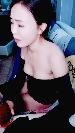浪荡小骚妇韵味十足，全程露脸黑丝情趣和老公啪啪做爱，拍摄角度很好，女上位啪啪 截图6