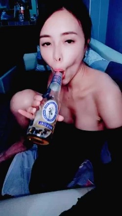 浪荡小骚妇韵味十足，全程露脸黑丝情趣和老公啪啪做爱，拍摄角度很好，女上位啪啪 截图7