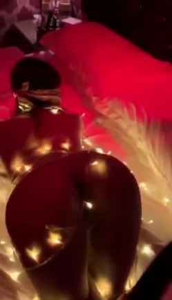 满分颜值极品露脸反差女神，推特网红绿帽男，诚邀粉丝富二代各种线下淫乱活动，车震野战3P母狗属性拉满 截图1