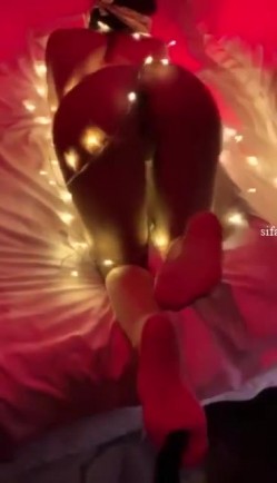 满分颜值极品露脸反差女神，推特网红绿帽男，诚邀粉丝富二代各种线下淫乱活动，车震野战3P母狗属性拉满 截图5