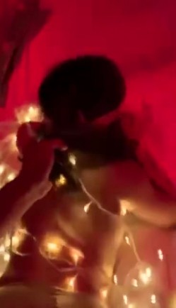满分颜值极品露脸反差女神，推特网红绿帽男，诚邀粉丝富二代各种线下淫乱活动，车震野战3P母狗属性拉满 截图14