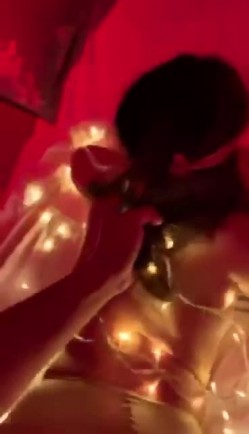 满分颜值极品露脸反差女神，推特网红绿帽男，诚邀粉丝富二代各种线下淫乱活动，车震野战3P母狗属性拉满 截图15