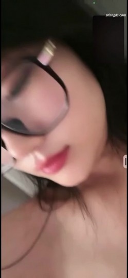 抖音网红「鱼律律」金主高定1V1大尺度裸聊，高颜值揉捏巨乳，伸舌头翻白眼摩擦美穴高潮脸很勾引人 截图3