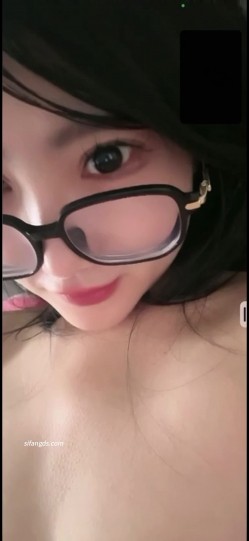抖音网红「鱼律律」金主高定1V1大尺度裸聊，高颜值揉捏巨乳，伸舌头翻白眼摩擦美穴高潮脸很勾引人 截图7