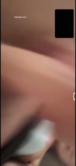 抖音网红「鱼律律」金主高定1V1大尺度裸聊，高颜值揉捏巨乳，伸舌头翻白眼摩擦美穴高潮脸很勾引人 截图10