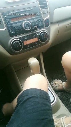 最新约炮达人〖绝版痞子〗和骚货女友大胆市区内户外车震 户外车流窜动 车内激情四射 无套骑乘内射 截图6