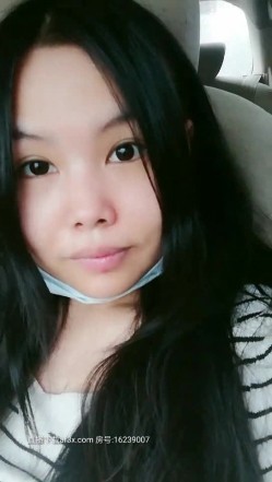 最新约炮达人〖绝版痞子〗和骚货女友大胆市区内户外车震 户外车流窜动 车内激情四射 无套骑乘内射 截图10