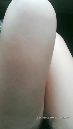 最新约炮达人〖绝版痞子〗和骚货女友大胆市区内户外车震 户外车流窜动 车内激情四射 无套骑乘内射 截图11