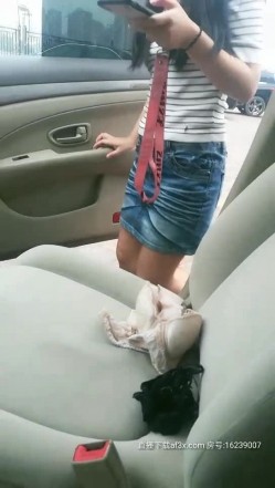 最新约炮达人〖绝版痞子〗和骚货女友大胆市区内户外车震 户外车流窜动 车内激情四射 无套骑乘内射 截图12