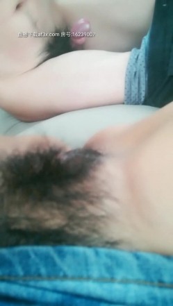 最新约炮达人〖绝版痞子〗和骚货女友大胆市区内户外车震 户外车流窜动 车内激情四射 无套骑乘内射 截图14