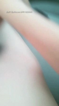 最新约炮达人〖绝版痞子〗和骚货女友大胆市区内户外车震 户外车流窜动 车内激情四射 无套骑乘内射 截图15