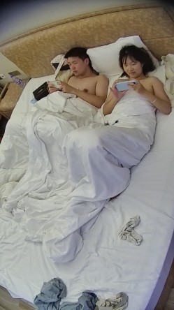 情趣酒店 一对激情小情侣开钟点发打炮 女生好像还是学生妹 一下午打了好几炮 被男友边操边揉逼 截图1