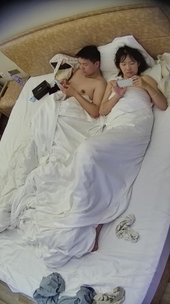 情趣酒店 一对激情小情侣开钟点发打炮 女生好像还是学生妹 一下午打了好几炮 被男友边操边揉逼 截图2